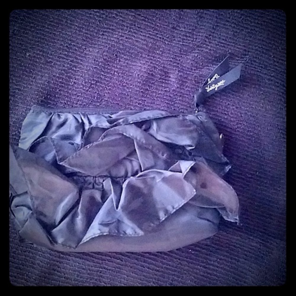 **Thirty One ruffle wristlet**Will negotiate**